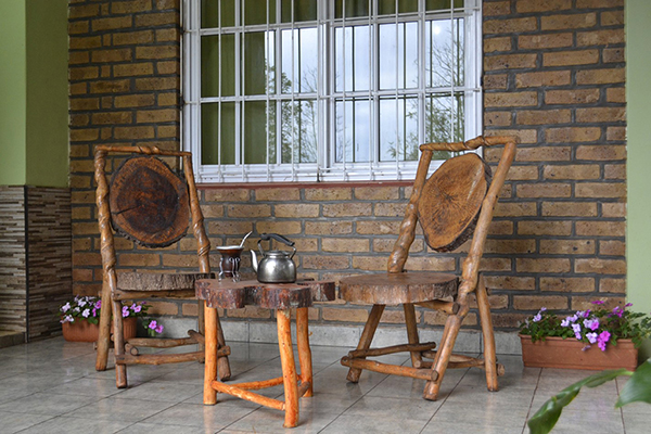 mesa y sillas de madera con mate