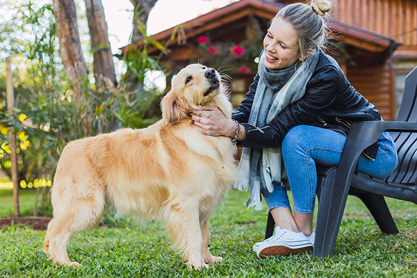 chica con un perro labrador