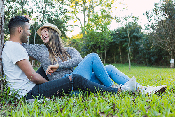 pareja disfrutando del aire libre