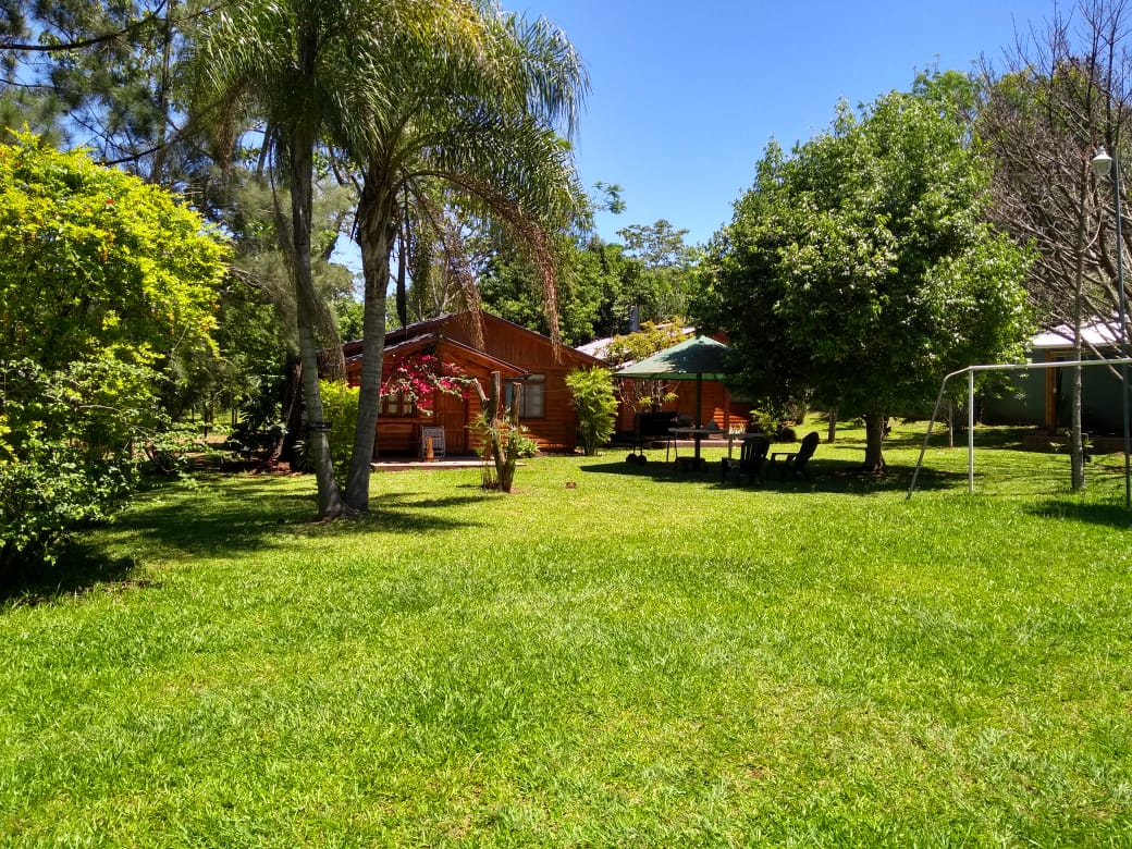 patio con cabañas de fondo